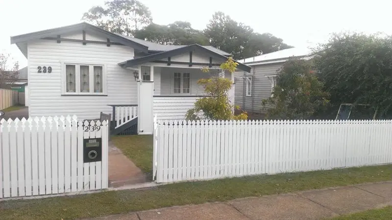 plain white house fence painters toowoomba plain white house fence painters toowoomba