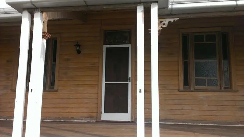 white outline door house painters toowoomba white outline door house painters toowoomba